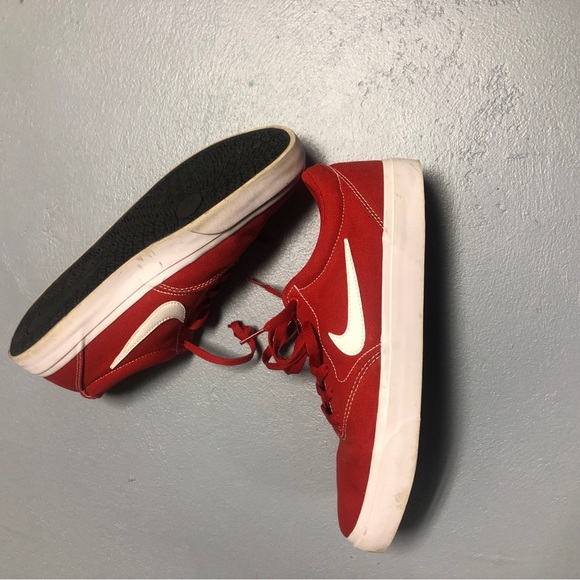 Men’s Nike tennis shoes in bright red! - Picture 6 of 6